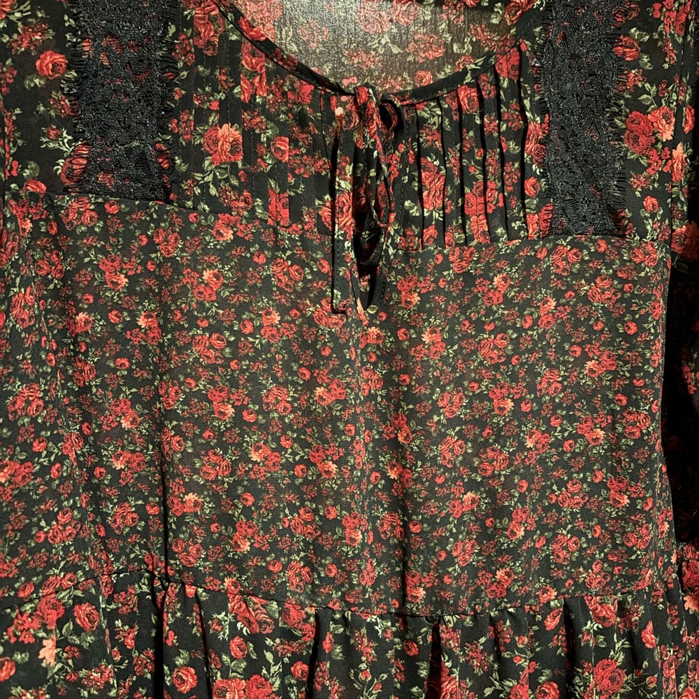 TORRID Black and Red Floral and Lace Babydoll Blouse Size 00 - Picture 4 of 6